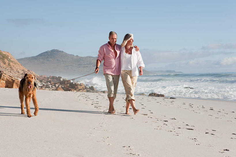 西方人,老年人,两个人,家庭,夫妻,走,抱,笑,微笑,露齿笑,横图,室外,白天,正面,爱情,石头,山,山脉,宠物,狗,欧洲,欧洲人,牵,阴影,服装,光线,石子,影子,山峰,梗犬,山峦,浪漫,注视,一只,衣服,蓝色,蓝天,天空,阳光,动物,群山,天,观察,看,温暖,温馨,一家人,恩爱,可爱,恋人,服饰,晴朗,抱着,观看,牵着,和睦,察看,搂着,衣着,穿着,关注,忠诚,万里无云,衣饰,艾尔谷梗,艾尔谷犬,河畔梗,老年男性,老年女性,男人,男性,女人,女性,白种人,夫妇,情侣,石块,岩石,晴空,晴空万里,犬,步行,怀抱,搂,搂抱,散步,相抱,拥抱,走路,彩图,全身,伴侣,融洽