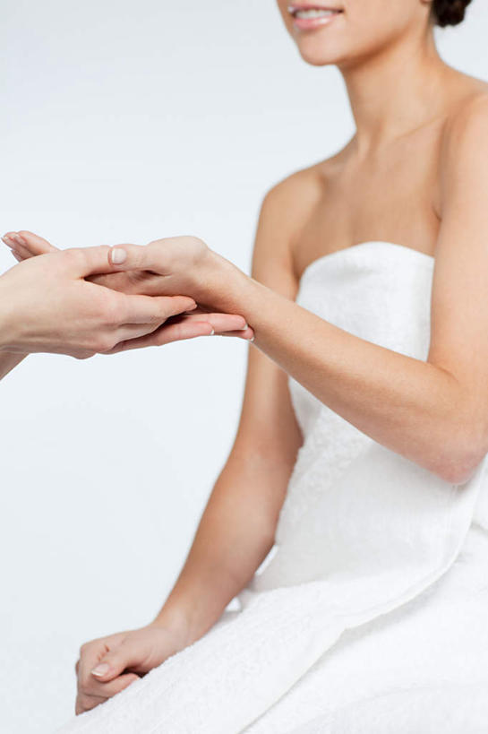 西方人,两个人,伙伴,朋友,按摩师,坐,握手,笑,微笑,竖图,室内,白天,白色背景,仰视,按摩,友谊,欧洲,欧洲人,阴影,反射,纺织物,影子,浴巾,白色,毛巾,清洁,摄影,影棚,保暖,透气,指压,防水,储水,耐磨,吸水,友情,年轻女性,女人,女性,白种人,技师,搀手,拉手,手拉手,手握手,坐着,半身,彩图,低角度拍摄,影棚拍摄,推拿,拍摄