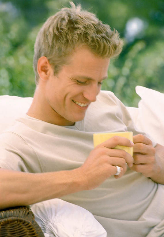 咖啡,西方人,一个人,坐,笑,微笑,露齿笑,竖图,室外,白天,正面,爱情,幸福,植物,靠垫,杯子,椅子,欧洲,欧洲人,仅一个男性,仅一个人,握,服装,朦胧,模糊,瓷器,木椅,躺椅,咖啡杯,靠枕,陶瓷制品,一杯,浪漫,拿,拿着,注视,休闲装,娱乐,装饰品,树,树木,饮料,仅一个年轻男性,衣服,绿色,自然,戒指,饰品,首饰,垫子,枕头,观察,看,享受,休闲,温馨,休闲服,恩爱,放松,乐趣,握着,服饰,生长,成长,观看,信物,察看,提神,舒适,权利,关注,瓷杯,醒脑,软饮料,手饰,男人,男性,年轻男性,白种人,坐着,半身,彩图