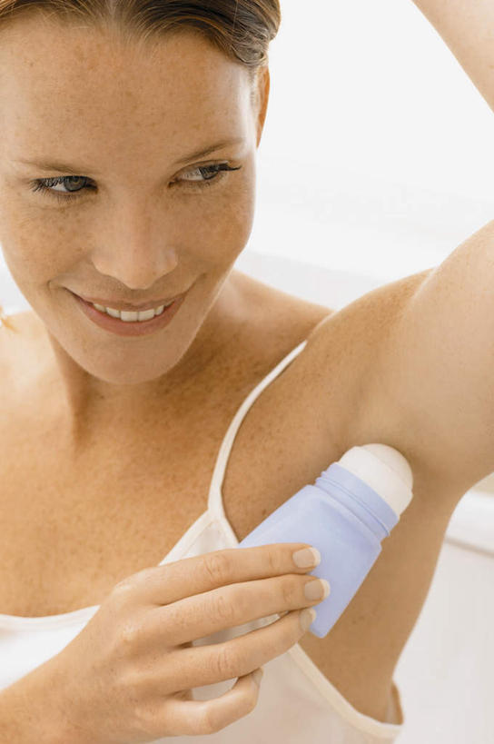 西方人,脸,头,脸颊,手,一个人,站,举,笑,微笑,露齿笑,横图,室内,特写,白天,正面,化妆,美容,吊带,欧洲,欧洲人,双手,仅一个年轻女性,仅一个女性,仅一个人,护肤,握,服装,美白,拿,拿着,注视,吊带衫,肩膀,衣服,观察,看,清洁,托,站着,保养,享受,休闲,手部,放松,去角质,握着,保健,服饰,观看,保湿,察看,滋润,衣着,穿着,关注,去死皮,舒缓,除臭剂,养颜,去污,控油,紧肤,嫩肤,祛痘,去痘,祛角质,抗衰,再生,增白,补水,祛斑,抗皱,防皱,除皱,去皱,衣饰,年轻女性,女人,女性,白种人,头部,脸部,脸蛋,面部,举起,举手,举着,向上举,向上伸,向上托,站立,半身,彩图