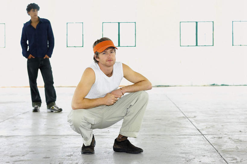 西方人,两个人,伙伴,朋友,站,蹲,横图,室内,白天,正面,友谊,窗户,地板,帽子,欧洲,欧洲人,服装,墙,地面,注视,休闲装,运动帽,木地板,玻璃窗,墙壁,墙面,衣服,观察,看,站着,休闲,休闲服,鸭舌帽,服饰,观看,察看,双手插袋,关注,手插袋,双手抄兜,双手放兜,友情,男人,男性,年轻男性,白种人,插兜,蹲着,两手抄兜,两手放兜,手插兜,手放口袋,站立,彩图,全身,手抄兜