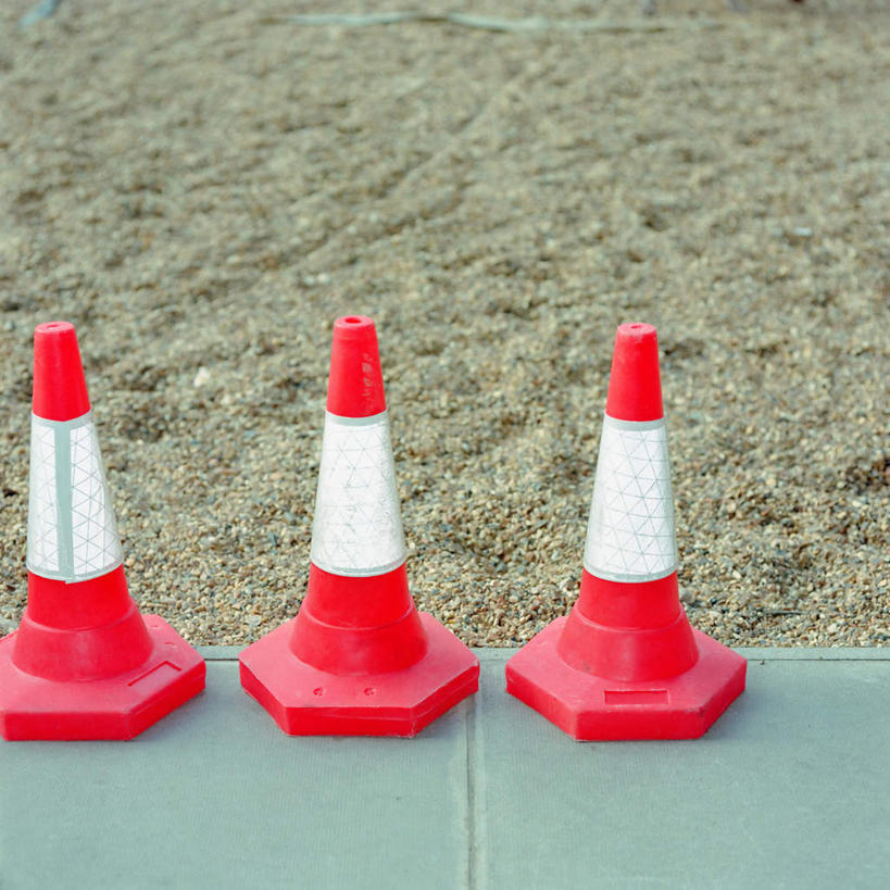 无人,方图,俯视,室外,特写,白天,道路,路,公路,静物,一排,阴影,整齐,反射,分离,影子,交通,警告,排列,三个,红色,白色,警示,隔离,禁止,提醒,队列,提示,限制,交通标志,路锥,交通锥,危险,马路,彩图,高角度拍摄