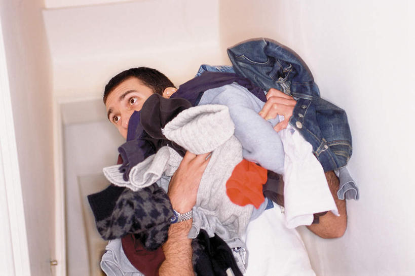 西方人,一个人,栏杆,走,抱,横图,室内,白天,正面,楼梯,欧洲,欧洲人,仅一个男性,仅一个人,服装,时间,扶手,时钟,手表,阶梯,墙,计时,注视,休闲装,护栏,墙壁,墙面,台阶,仅一个年轻男性,衣服,钟表,观察,看,休闲,休闲服,表,服饰,抱着,观看,腕表,察看,搂着,关注,男人,男性,年轻男性,白种人,钟,步行,怀抱,搂,搂抱,散步,相抱,拥抱,走路,半身,彩图