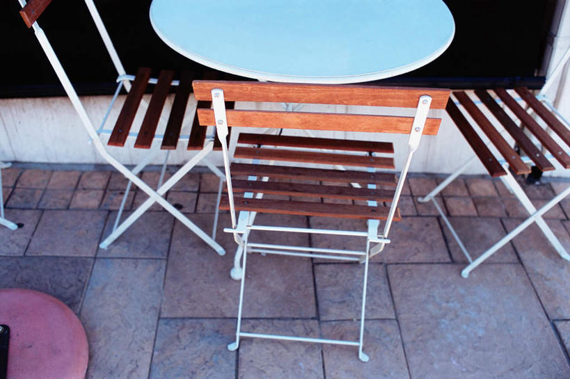 无人,餐厅,横图,俯视,室外,白天,度假,石头,美景,餐桌,桌子,城市风光,城市,道路,路,公路,椅子,石子,木椅,景观,交通,三把,娱乐,享受,休闲,景色,放松,餐台,石块,岩石,马路,彩图,高角度拍摄,餐馆,饭店,饭馆