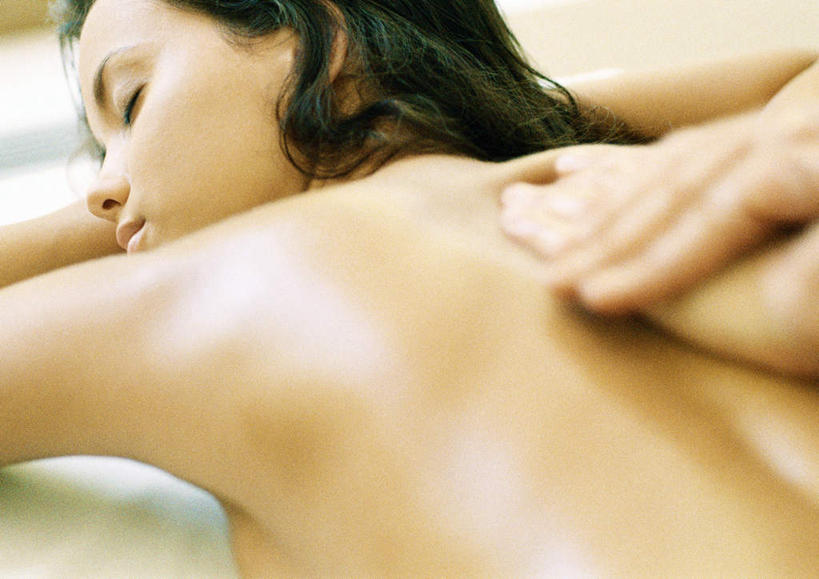 西方人,两个人,按摩师,闭眼,横图,室内,白天,按摩,美容,床,欧洲,欧洲人,护肤,床单,被子,裸露,背面,趴着,保养,享受,休闲,放松,SPA水疗,保健,温泉浴场,单人床,赤裸,被单,裸,养颜,指压,年轻女性,女人,女性,白种人,技师,矿泉疗养地,闭眼睛,闭着眼,闭着眼睛,趴,半身,彩图,水疗,推拿