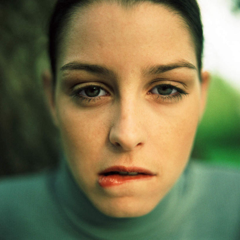 西方人,脸,头,脸颊,一个人,站,方图,室外,特写,白天,正面,欧洲,欧洲人,仅一个年轻女性,仅一个女性,仅一个人,咬,注视,观察,看,站着,观看,咬着,察看,关注,年轻女性,女人,女性,白种人,头部,脸部,脸蛋,面部,嘴唇,站立,半身,彩图