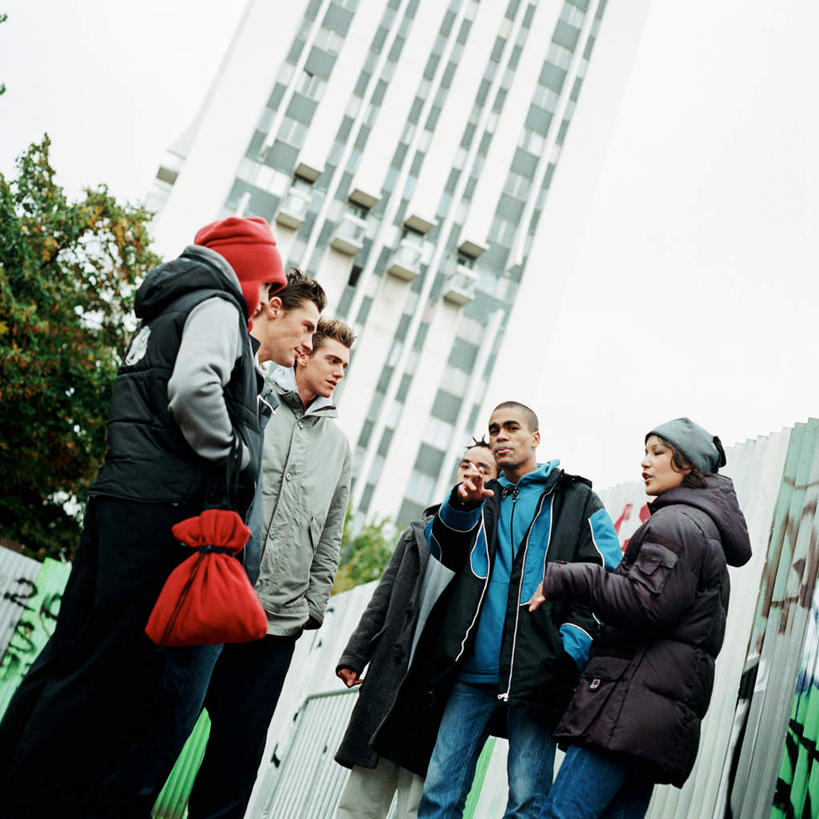 西方人,伙伴,朋友,高楼大厦,栏杆,站,说,方图,室外,白天,仰视,友谊,植物,大厦,建筑,摩天大楼,香烟,帽子,欧洲,欧洲人,戴,挽,指,围栏,许多人,夹,注视,方向,护栏,树,树木,绿色,天空,自然,天,观察,看,手势,站着,一群人,烟,生长,成长,观看,戴着,察看,夹着,指向,关注,挽着,交流,友情,男人,男性,年轻男性,年轻女性,女人,女性,白种人,卷烟,烟草,纸烟,插兜,沟通,讲话,交谈,两手抄兜,两手放兜,手插兜,手放口袋,说话,谈话,站立,半身,彩图,低角度拍摄,大楼,高层建筑,高楼,摩天楼