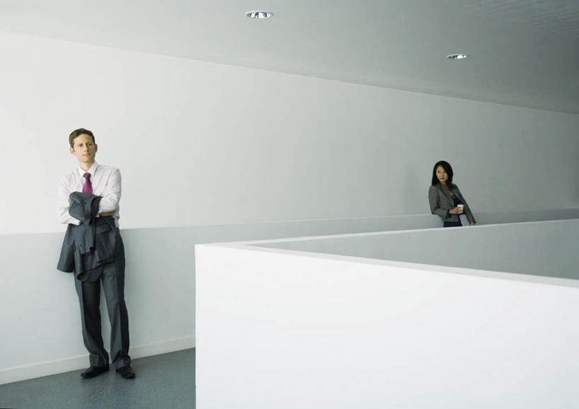 西方人,两个人,商务人士,商务男性,商务女性,栏杆,站,横图,室内,白天,正面,衬衫,杯子,欧洲,欧洲人,握,套装,材料,档案,文件,围栏,走廊,拿,拿着,注视,外套,护栏,纸制品,资料,观察,看,靠,靠着,站着,握着,观看,纸杯,察看,关注,一次性杯子,文档,商务装,工薪阶层,男人,男性,年轻男性,年轻女性,女人,女性,白种人,白领,上班族,站立,半身,彩图,衬衣