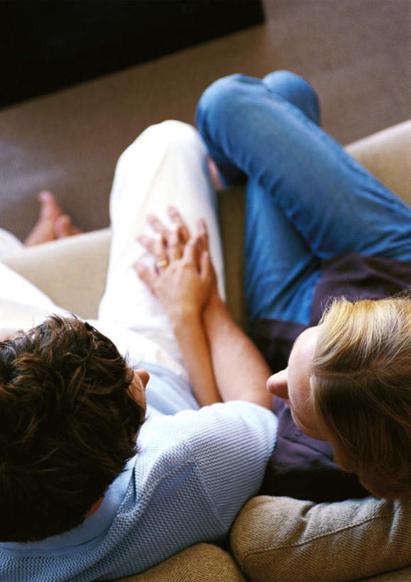 西方人,两个人,夫妻,客厅,坐,握手,竖图,俯视,室内,白天,爱情,靠垫,沙发,欧洲,欧洲人,靠枕,浪漫,注视,相视,一个,垫子,枕头,观察,看,面对面,恩爱,恋人,单个,观看,对视,察看,起居室,关注,相对,布艺沙发,相看,男人,男性,年轻男性,年轻女性,女人,女性,白种人,情侣,搀手,拉手,手搀手,手拉手,手牵手,手握手,坐着,半身,彩图,高角度拍摄,伴侣