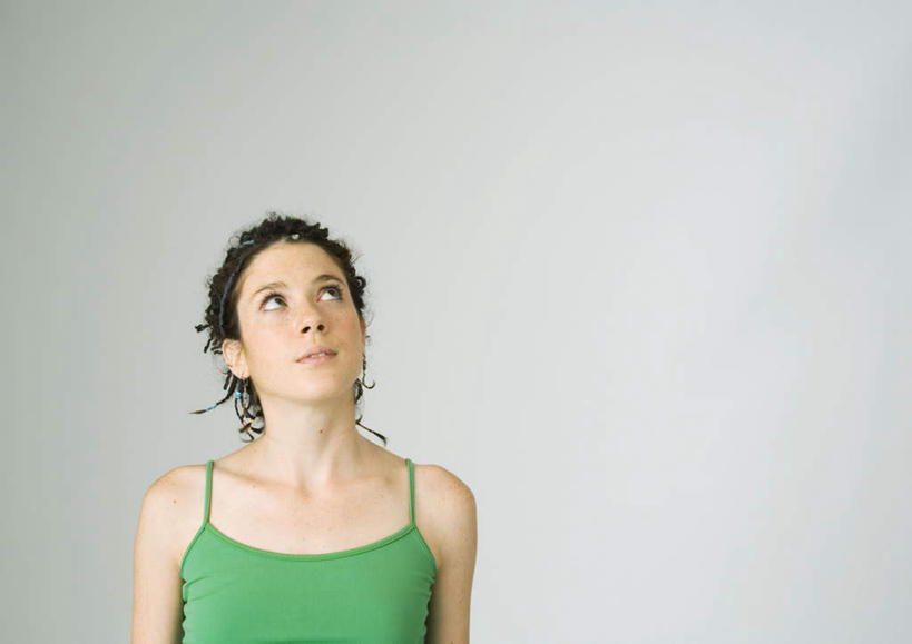 西方人,一个人,站,横图,室内,白天,正面,吊带,欧洲,欧洲人,仅一个年轻女性,仅一个女性,仅一个人,墙,注视,墙壁,墙面,绿色,看,站着,关注,年轻女性,女人,女性,白种人,抬头,仰头,站立,半身,彩图