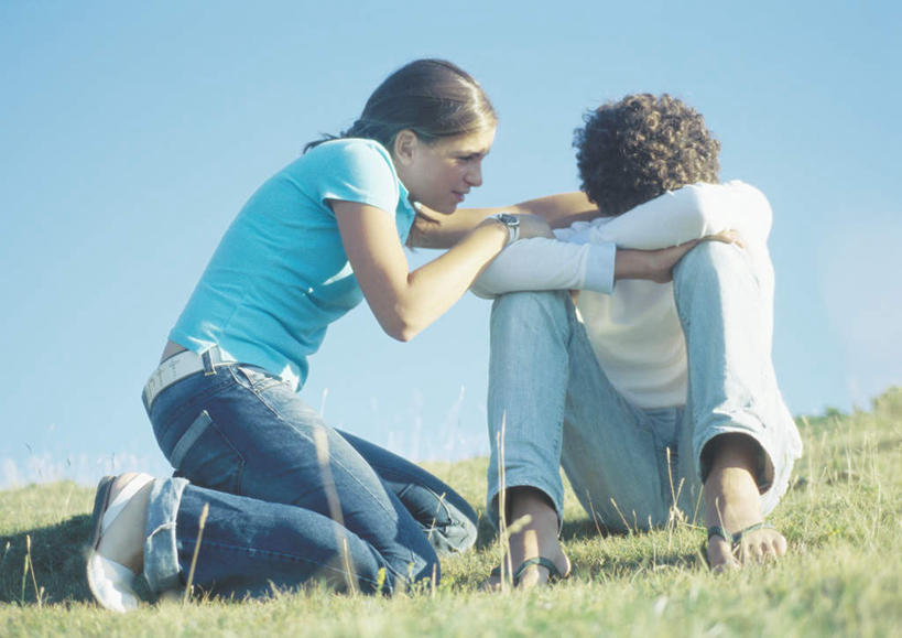 西方人,两个人,伙伴,朋友,坐,跪,横图,室外,白天,正面,爱情,旅游,度假,友谊,草地,草坪,植物,欧洲,欧洲人,阴影,光线,手表,影子,浪漫,娱乐,草,蓝色,绿色,蓝天,天空,阳光,天,享受,休闲,疲倦,表,恩爱,放松,恋人,晴朗,腕表,疲劳,疲惫,失落,户外运动,万里无云,疲乏,友情,男人,男性,年轻男性,年轻女性,女人,女性,白种人,情侣,晴空,晴空万里,跪着,坐着,彩图,全身,伴侣