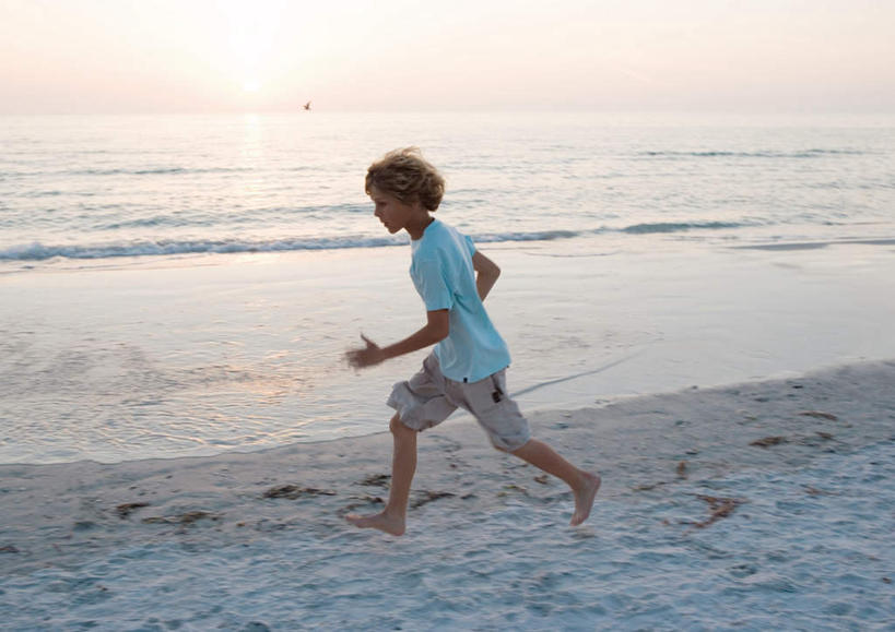 西方人,儿童,一个人,跑,横图,室外,白天,侧面,锻炼,旅游,度假,纯洁,运动,海浪,海洋,沙滩,鸟,欧洲,欧洲人,仅一个男性,仅一个人,阴影,光线,水鸟,沙子,影子,海岸,浪花,水平线,辽阔,海平线,沙地,娱乐,小孩,蓝色,蓝天,天空,阳光,海水,天,仅一个小孩,享受,休闲,广阔,放松,可爱,童年,童趣,晴朗,一望无际,水禽,禽类,户外运动,海景,童真,烂漫,无邪,万里无云,无边无际,一马平川,体育,天真,男孩,男人,男性,白种人,孩子,大海,风浪,海,海水的波动,海滩,近岸浪,涌浪,晴空,晴空万里,跑步,彩图,全身,健身,水天相接,水天一线,男生