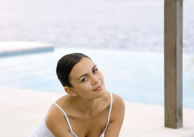 西方人,脸,头,脸颊,脖子,一个人,游泳池,笑,微笑,露齿笑,横图,室外,特写,白天,正面,泳装,比基尼,旅游,度假,水,太阳,欧洲,欧洲人,仅一个年轻女性,仅一个女性,仅一个人,朦胧,模糊,光线,柱子,水池,水面,娱乐,泳池,阳光,享受,休闲,放松,游泳馆,户外运动,肩部,年轻女性,女人,女性,白种人,头部,脖,颈,颈部,脸部,脸蛋,面部,半身,彩图,泳衣,木杆