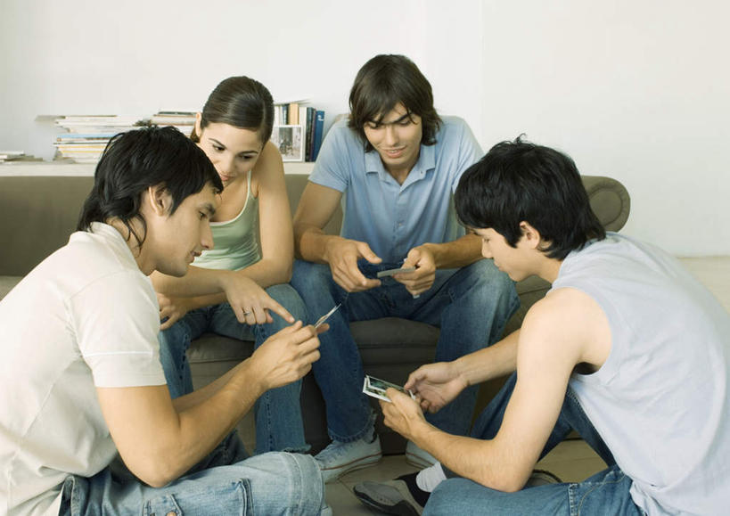 西方人,四个人,伙伴,朋友,坐,说,盘腿,横图,俯视,照片,室内,白天,T恤衫,友谊,沙发,桌子,书籍,欧洲,欧洲人,握,墙,拿,T恤,拿着,休闲装,书桌,墙壁,墙面,课桌,休闲服,握着,布艺沙发,交流,友情,男人,男性,年轻男性,年轻女性,女人,女性,白种人,书,图书,相片,沟通,讲话,交谈,盘腿而坐,盘膝,盘着腿的,盘着腿坐,双腿交叉,说话,谈话,坐着,半身,彩图,高角度拍摄