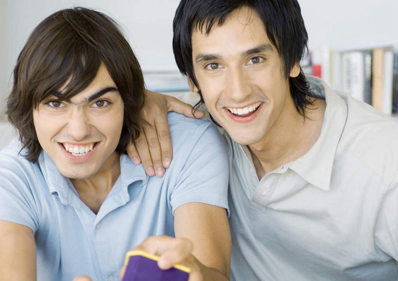 西方人,两个人,伙伴,朋友,坐,笑,微笑,露齿笑,横图,室内,白天,正面,T恤衫,游戏,友谊,书籍,欧洲,欧洲人,握,墙,拿,玩,T恤,拿着,依靠,依偎,休闲装,娱乐,墙壁,墙面,靠,靠着,张嘴,休闲,休闲服,握着,手柄,张大嘴巴,友情,男人,男性,年轻男性,白种人,书,图书,张开嘴,玩耍,嬉戏,坐着,半身,彩图