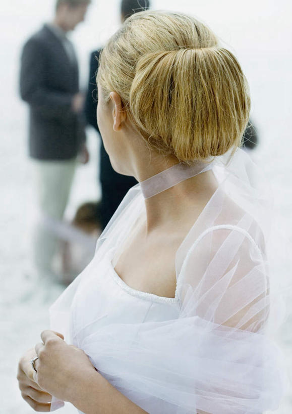 西方人,头发,三个人,新娘,站,竖图,室外,白天,正面,婚纱,婚礼,快乐,欧洲,欧洲人,朦胧,模糊,庆祝,结婚,扭头,站着,喜庆,金黄色,纪念,男人,男性,年轻男性,年轻女性,女人,女性,白种人,长发,站立,半身,彩图,婚礼服,礼服,高兴