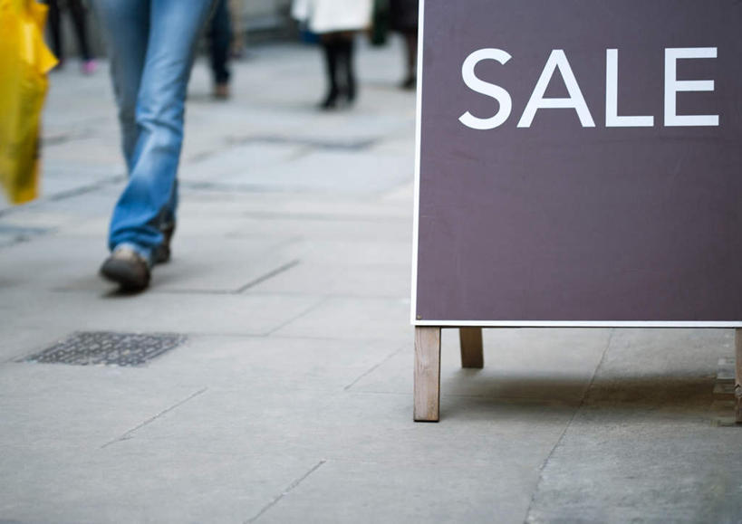 西方人,四个人,商店,走,横图,室外,白天,正面,消费,超市,道路,路,指示牌,袋子,欧洲,欧洲人,阴影,光线,包装袋,标志,商品,手提袋,文字,影子,小路,购物袋,交通,牛仔裤,标识,货物,阳光,提,金融,百货,英文字母,提着,贸易,百货公司,男人,男性,年轻男性,年轻女性,女人,女性,白种人,步行,散步,走路,半身,彩图,购物商场,购物中心,商业中心