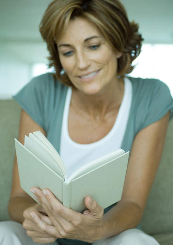 西方人,一个人,客厅,坐,笑,微笑,露齿笑,竖图,室内,白天,正面,T恤衫,看书,阅读,太阳,窗户,落地窗,沙发,书籍,欧洲,欧洲人,仅一个女性,仅一个人,握,学习,阴影,光线,影子,墙,拿,T恤,拿着,休闲装,玻璃窗,墙壁,墙面,阳光,书本,看,仅一个中年女性,休闲服,读书,浏览,握着,起居室,布艺沙发,女人,女性,中年女性,白种人,书,图书,坐着,半身,彩图