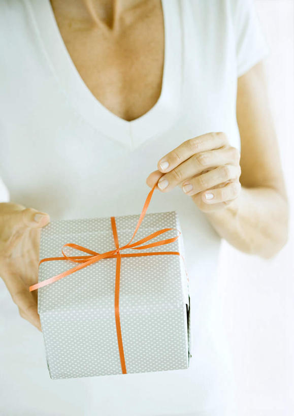 西方人,手,一个人,站,竖图,室内,特写,白天,正面,礼盒,礼物,欧洲,圣诞节,欧洲人,仅一个女性,仅一个人,握,节日,朦胧,模糊,庆祝,纸盒,带子,拿,拿着,文化,绸带,盒子,包装盒,红绸带,蝴蝶结,绳子,礼品盒,站着,仅一个中年女性,庆典,手部,握着,礼品,纪念,绳索,女人,女性,中年女性,白种人,站立,半身,彩图