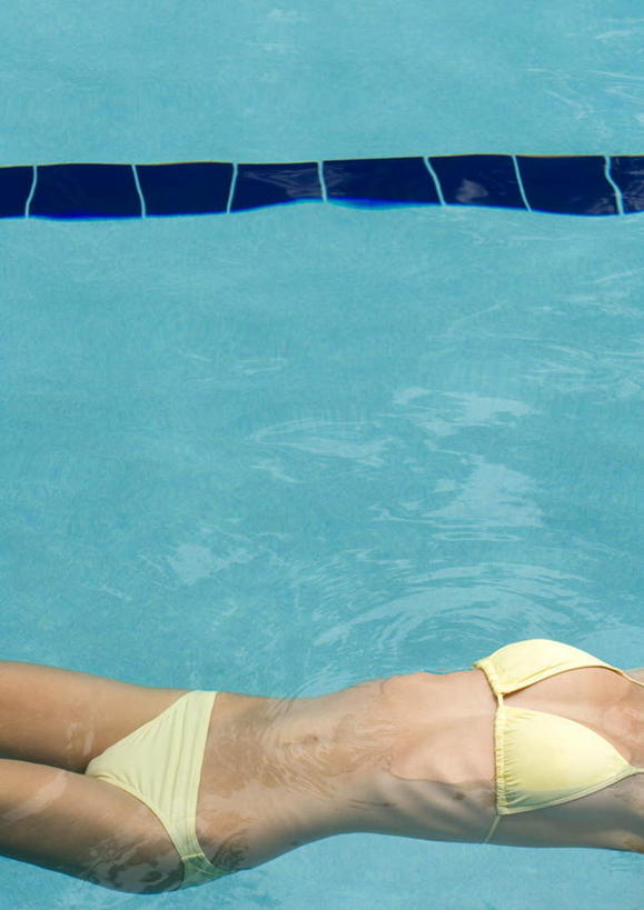 西方人,一个人,游泳池,躺,竖图,俯视,室外,白天,泳装,比基尼,旅游,度假,水,欧洲,欧洲人,仅一个年轻女性,仅一个女性,仅一个人,浮,水池,水面,娱乐,泳池,蓝色,享受,休闲,放松,游泳馆,年轻女性,女人,女性,白种人,躺着,半身,彩图,高角度拍摄,三点式,泳衣