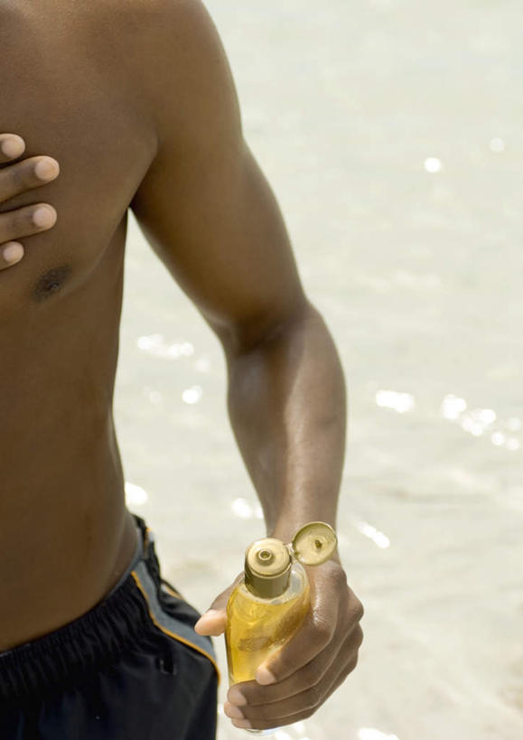 西方人,一个人,站,竖图,室外,白天,正面,海浪,海洋,欧洲,欧洲人,仅一个男性,仅一个人,浪花,拿,拿着,玻璃制品,仅一个年轻男性,海水,玻璃瓶,精油,瓶子,站着,海景,男人,男性,年轻男性,白种人,大海,风浪,海,海水的波动,近岸浪,涌浪,站立,半身,彩图