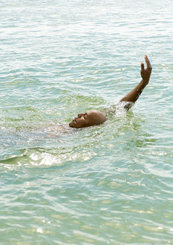 游泳,西方人,一个人,躺,竖图,俯视,室外,白天,旅游,度假,海浪,海洋,欧洲,欧洲人,仅一个男性,仅一个人,浪花,娱乐,仅一个年轻男性,海水,享受,休闲,放松,海景,男人,男性,年轻男性,白种人,大海,风浪,海,海水的波动,近岸浪,涌浪,躺着,半身,彩图,高角度拍摄