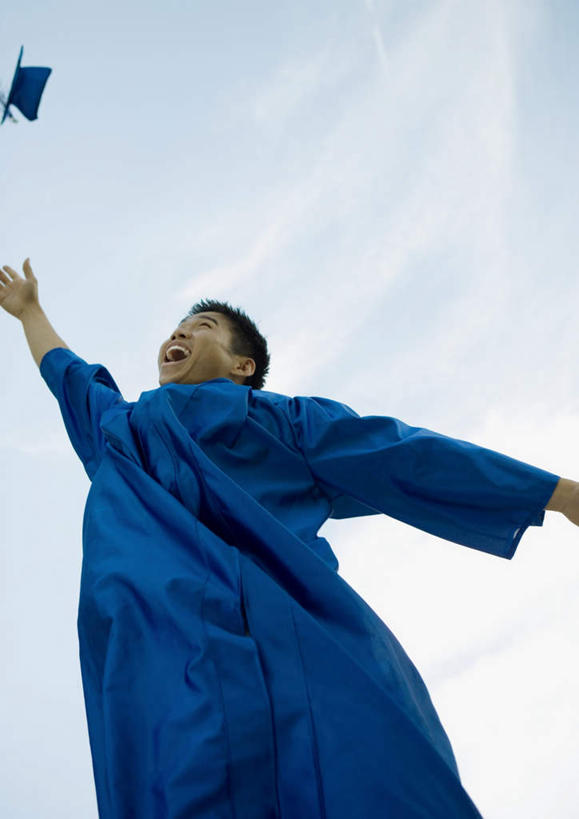 东方人,一个人,学生,站,笑,微笑,露齿笑,竖图,室外,白天,仰视,帽子,亚洲,仅一个男性,仅一个人,云,云朵,拿,云彩,拿着,注视,黄种人,仅一个年轻男性,蓝色,白云,蓝天,天空,天,观察,看,站着,流苏,观看,察看,学士帽,毕业,关注,学士服,垂布,学士袍,男人,男性,年轻男性,亚洲人,站立,半身,彩图,低角度拍摄