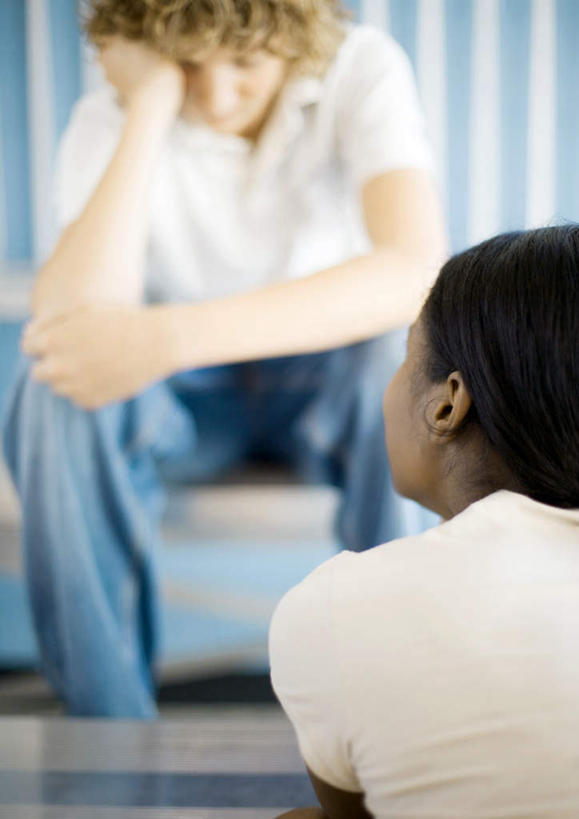 西方人,背部,两个人,坐,竖图,室内,白天,正面,欧洲,欧洲人,撑,服装,托腮,注视,休闲装,衣服,观察,看,托,休闲,休闲服,服饰,观看,察看,关注,托下巴,男人,男性,年轻男性,年轻女性,女人,女性,白种人,坐着,半身,彩图