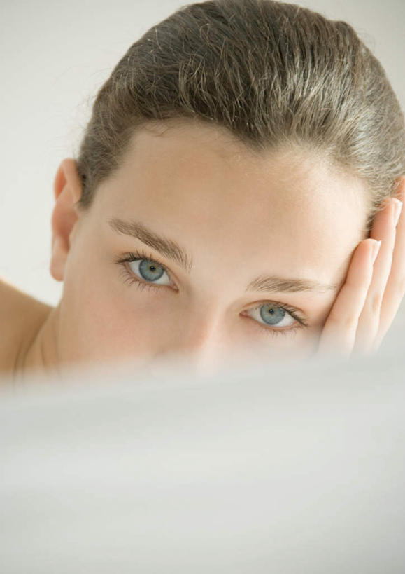 西方人,一个人,坐,竖图,室内,特写,白天,正面,欧洲,欧洲人,仅一个年轻女性,仅一个女性,仅一个人,撑,服装,托腮,注视,休闲装,衣服,观察,看,托,休闲,休闲服,服饰,观看,察看,关注,托下巴,年轻女性,女人,女性,白种人,坐着,半身,彩图