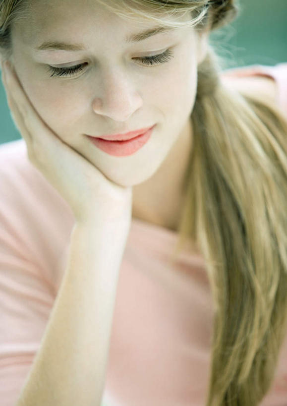 西方人,一个人,坐,笑,微笑,露齿笑,竖图,室外,特写,白天,正面,欧洲,欧洲人,仅一个年轻女性,仅一个女性,仅一个人,撑,服装,托腮,注视,休闲装,衣服,观察,看,托,休闲,休闲服,服饰,观看,察看,关注,托下巴,年轻女性,女人,女性,白种人,坐着,半身,彩图