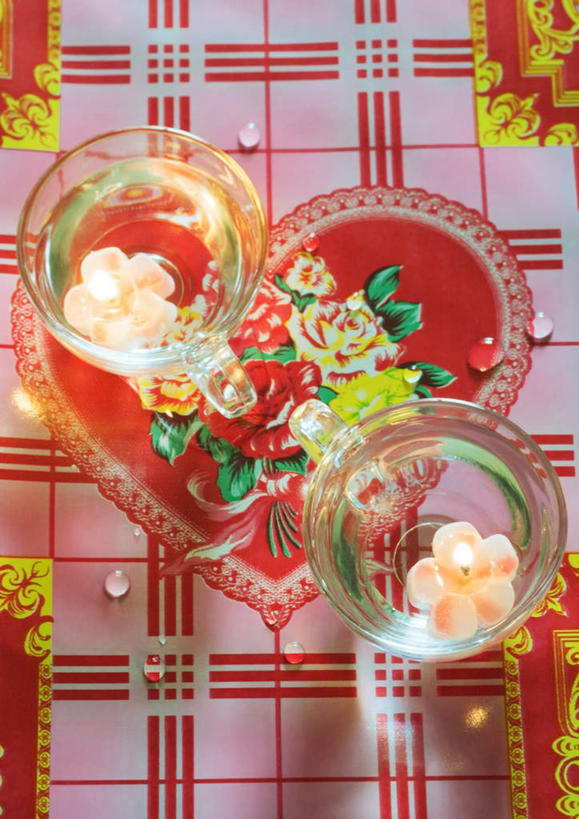 无人,竖图,俯视,室内,特写,白天,杯子,情人节,节日,庆祝,装饰,布料,方格,高脚杯,格子,图案,红酒杯,布纹,文化,玻璃制品,桌布,粉色,餐巾,酒杯,台布,庆典,纪念,华丽,修饰,点缀,衬托,美观,雅致,雅观,玻璃杯,彩图,高角度拍摄