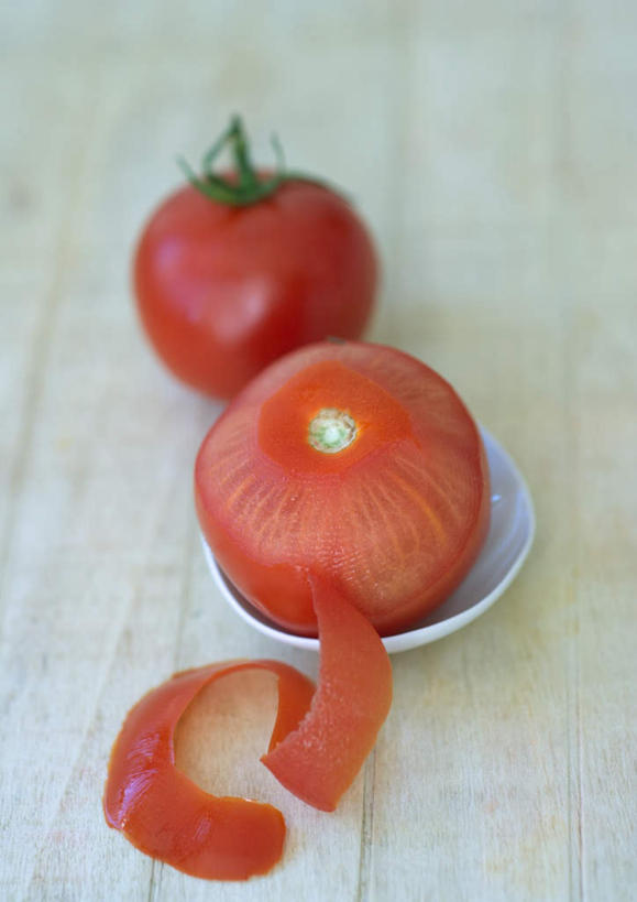 无人,竖图,俯视,室内,特写,白天,蔬菜,西红柿,新鲜,食品,果皮,食物,两个,有机食品,绿色食品,樱桃番茄,圣女果,番茄,彩图,高角度拍摄