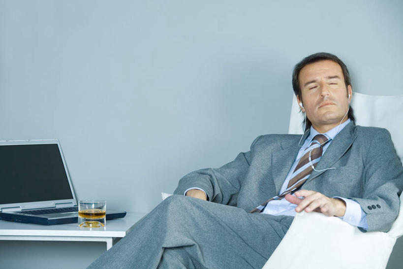 啤酒,西方人,一个人,商务人士,商务男性,坐,闭眼,横图,室内,白天,正面,衬衫,快乐,满意,幸福,电脑,笔记本电脑,桌子,杯子,欧洲,欧洲人,仅一个男性,仅一个人,套装,网络,办公桌,音响,音乐,娱乐,通讯设备,玻璃制品,仅一个年轻男性,耳机,水杯,享受,休闲,放松,无线,舒适,享乐,通信设备,商务装,无线网络,无线上网,便携式电脑,工薪阶层,手提电脑,男人,男性,年轻男性,白种人,白领,上班族,玻璃杯,闭眼睛,闭着眼,闭着眼睛,坐着,半身,彩图,衬衣