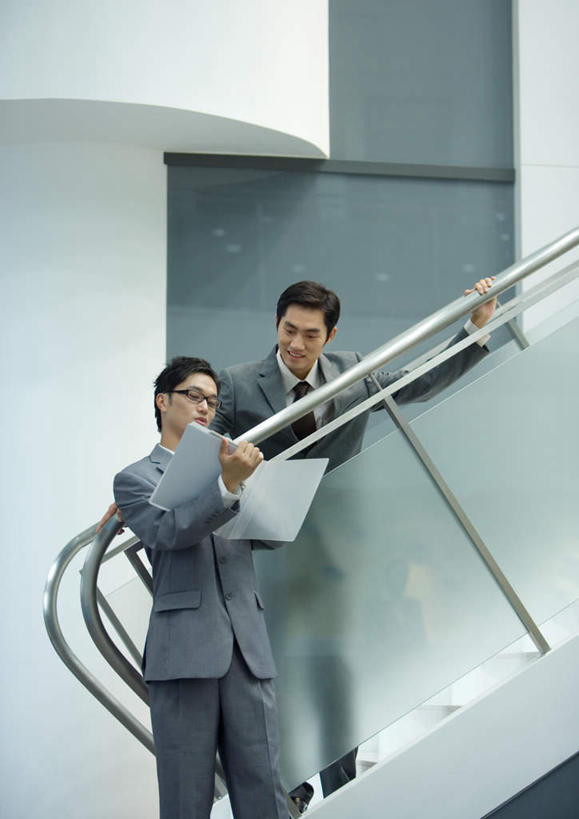 东方人,两个人,同事,商务人士,商务男性,办公室,栏杆,站,说,竖图,室内,白天,正面,衬衫,成功,合作,团队,集体,信心,亚洲,握,套装,材料,眼镜,围栏,领带,文件夹,拿,拿着,注视,黄种人,队伍,护栏,观察,看,站着,握着,观看,档案夹,察看,领导,成就,关注,商务装,合伙,领袖,近视眼镜,资料夹,工薪阶层,文档夹,交流,男人,男性,年轻男性,亚洲人,年轻人,白领,上班族,沟通,讲话,交谈,说话,谈话,站立,半身,彩图,衬衣