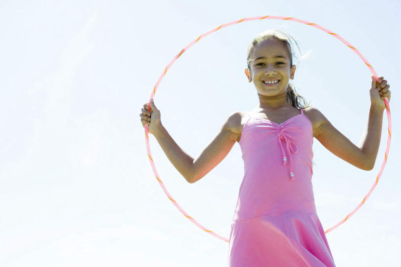 西方人,儿童,一个人,站,伸展双臂,笑,微笑,露齿笑,横图,室外,白天,正面,纯洁,欧洲,欧洲人,仅一个女性,仅一个人,握,拿,拿着,休闲装,小孩,蓝色,蓝天,天空,天,站着,仅一个小孩,休闲,休闲服,可爱,童年,童趣,握着,呼啦圈,童真,烂漫,无邪,天真,女孩,女人,女性,白种人,孩子,敞开双臂,伸开双臂,展开双肩,站立,张开手臂,张开双臂,半身,彩图,女生