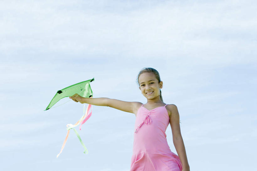 西方人,儿童,一个人,站,笑,微笑,露齿笑,横图,室外,白天,仰视,纯洁,欧洲,欧洲人,仅一个女性,仅一个人,握,拿,拿着,休闲装,小孩,蓝色,蓝天,天空,风筝,天,站着,仅一个小孩,休闲,休闲服,可爱,童年,童趣,放风筝,握着,纸鸢,童真,烂漫,无邪,放鹞子,鹞,鹞子,鸢,木鸢,天真,女孩,女人,女性,白种人,孩子,站立,半身,彩图,低角度拍摄,女生