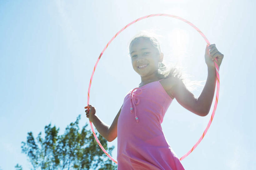 西方人,儿童,一个人,站,伸展双臂,笑,微笑,露齿笑,横图,室外,白天,仰视,纯洁,欧洲,欧洲人,仅一个女性,仅一个人,握,拿,拿着,休闲装,小孩,蓝色,蓝天,天空,天,站着,仅一个小孩,休闲,休闲服,可爱,童年,童趣,握着,呼啦圈,童真,烂漫,无邪,天真,女孩,女人,女性,白种人,孩子,敞开双臂,伸开双臂,展开双肩,站立,张开手臂,张开双臂,半身,彩图,低角度拍摄,女生