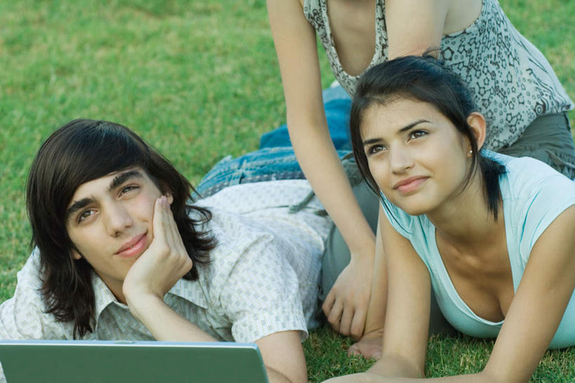 西方人,儿童,三个人,伙伴,朋友,横图,俯视,室外,白天,友谊,草地,草坪,植物,欧洲,欧洲人,撑,托腮,注视,草,小孩,绿色,看,托,关注,托下巴,友情,男孩,男人,男性,女孩,女人,女性,白种人,抬头,仰头,半身,彩图,高角度拍摄,男生,女生