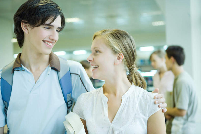 西方人,背,四个人,伙伴,朋友,图书馆,站,笑,微笑,露齿笑,横图,室内,白天,正面,友谊,书籍,欧洲,欧洲人,许多,包,书包,柱子,灯光,拿,拿着,注视,吊灯,相视,灯,一个,背包,灯具,观察,看,站着,面对面,单个,观看,对视,察看,照明设备,关注,相对,浏览室,相看,友情,男人,男性,年轻男性,年轻女性,女人,女性,白种人,书,图书,站立,半身,彩图,书库,图书库,双肩包,阅览室