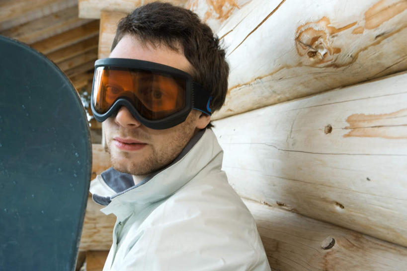 西方人,脸,头,脸颊,一个人,木屋,站,横图,室外,特写,白天,正面,锻炼,运动,欧洲,欧洲人,仅一个男性,仅一个人,阴影,服装,装饰,眼镜,影子,拿,拿着,注视,仅一个年轻男性,衣服,手套,观察,看,靠,站着,转头,温暖,服饰,观看,羽绒服,保暖,华丽,滑雪板,点缀,察看,御寒,关注,滑雪镜,滑雪衣,衬托,美观,雅致,雅观,冬装,体育,男人,男性,年轻男性,白种人,头部,脸部,脸蛋,面部,站立,半身,彩图,健身,棚屋,小木屋