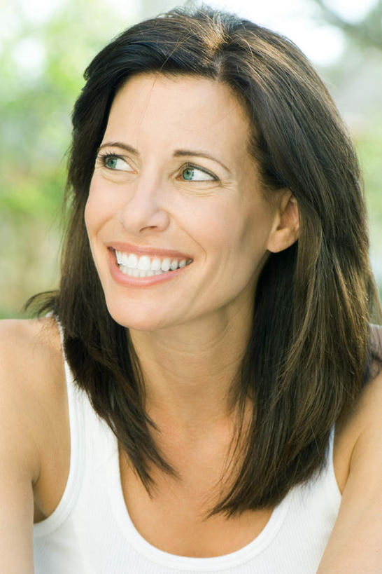 西方人,一个人,笑,微笑,露齿笑,竖图,室外,特写,白天,正面,植物,欧洲,欧洲人,仅一个年轻女性,仅一个女性,仅一个人,服装,注视,休闲装,树,树木,衣服,绿色,自然,休闲,休闲服,服饰,生长,成长,年轻女性,女人,女性,白种人,抬头,仰头,半身,彩图