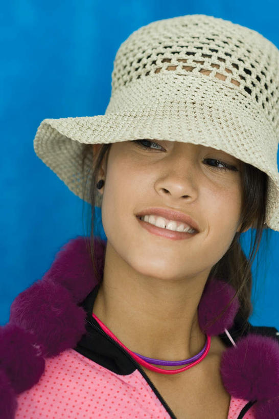 西方人,脸,头,脸颊,一个人,笑,微笑,露齿笑,竖图,室内,特写,白天,正面,帽子,欧洲,欧洲人,仅一个年轻女性,仅一个女性,仅一个人,蓝色背景,服装,装饰,挂饰,休闲装,礼帽,肩膀,一个,衣服,首饰,围巾,休闲,温暖,休闲服,抬手,摄影,服饰,影棚,单个,围脖,保暖,华丽,点缀,御寒,衬托,美观,雅致,雅观,年轻女性,女人,女性,白种人,头部,脸部,脸蛋,面部,半身,彩图,影棚拍摄,拍摄