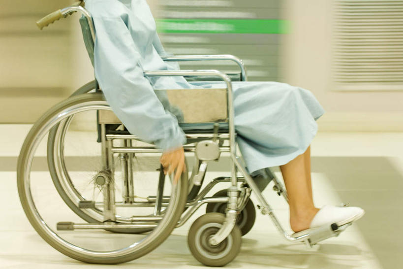 西方人,一个人,病人,医院,坐,推,横图,室内,白天,侧面,地板,欧洲,欧洲人,仅一个男性,仅一个人,服装,工具,墙,地面,木地板,墙壁,墙面,仅一个年轻男性,衣服,轮椅,复健,靠,康复,器械,服饰,医疗设备,衣着,穿着,医疗器械,医疗工具,医疗机构,辅助设备,衣饰,男人,男性,年轻男性,白种人,患者,就医者,坐着,半身,彩图,病院,诊所