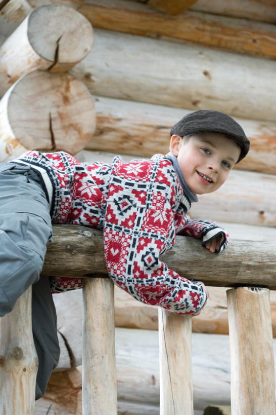 西方人,儿童,一个人,栏杆,笑,微笑,露齿笑,竖图,室外,白天,仰视,毛衣,游戏,纯洁,帽子,欧洲,欧洲人,仅一个男性,仅一个人,墙,围栏,玩,娱乐,护栏,墙壁,墙面,小孩,扶,趴着,转头,仅一个小孩,休闲,可爱,童年,童趣,童真,烂漫,无邪,天真,男孩,男人,男性,白种人,孩子,趴,玩耍,嬉戏,半身,彩图,低角度拍摄,绒衣,套衫,套头毛衣,线衣,男生