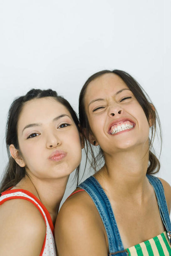 西方人,头发,两个人,伙伴,朋友,站,笑,吻,微笑,露齿笑,竖图,室内,特写,白天,白色背景,正面,友谊,欧洲,欧洲人,注视,休闲装,黑色,观察,看,站着,休闲,休闲服,摄影,影棚,观看,察看,关注,呲牙,友情,年轻女性,女人,女性,白种人,亲,亲吻,站立,半身,彩图,影棚拍摄,拍摄