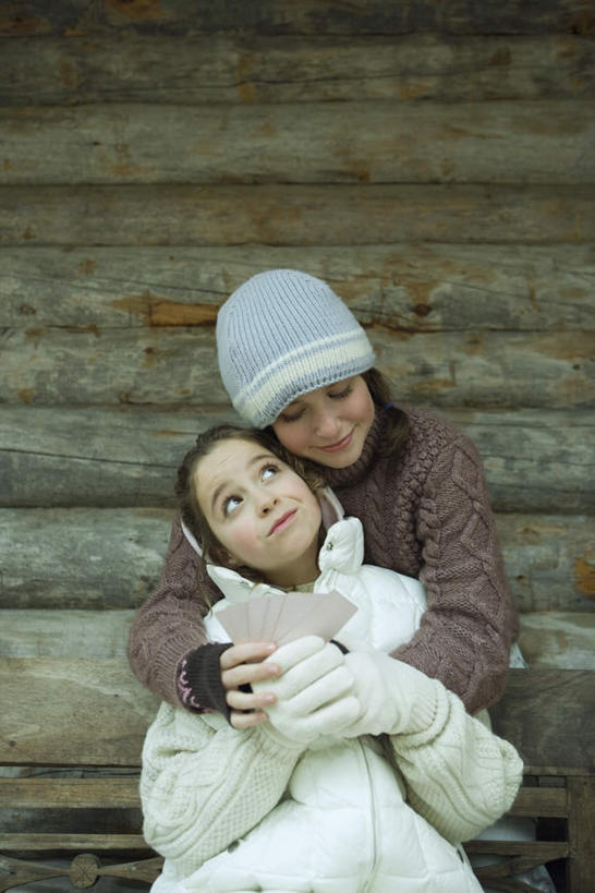 西方人,儿童,两个人,伙伴,朋友,站,坐,抱,笑,微笑,露齿笑,竖图,室外,白天,正面,毛衣,游戏,友谊,纯洁,帽子,纸牌,玩具,椅子,扑克,欧洲,欧洲人,许多,握,木椅,墙,拿,玩,拿着,娱乐,墙壁,墙面,小孩,衣服,站着,休闲,可爱,童年,童趣,握着,抱着,羽绒服,搂着,童真,烂漫,无邪,天真,友情,女孩,女人,女性,白种人,搂,抬头,玩耍,嬉戏,仰头,站立,坐着,半身,彩图,线衣,女生