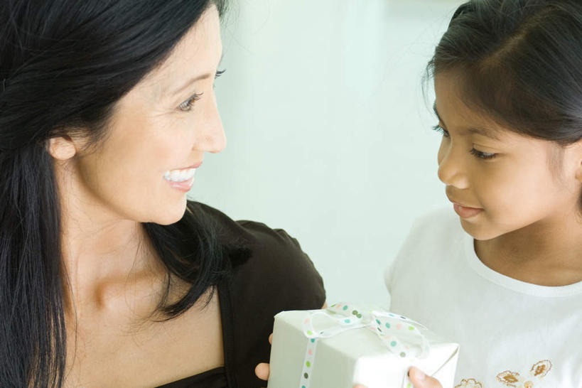 西方人,儿童,头发,两个人,母亲,女儿,笑,微笑,露齿笑,横图,室外,白天,白色背景,正面,纯洁,礼盒,礼物,欧洲,欧洲人,纸盒,墙,拿,拿着,相视,墙壁,墙面,盒子,一个,小孩,黑色,包装盒,礼品盒,母女,面对面,可爱,母爱,童年,童趣,摄影,礼品,影棚,单个,对视,相对,童真,烂漫,无邪,相看,天真,年轻女性,女孩,女人,女性,白种人,半身,彩图,影棚拍摄,拍摄,女生