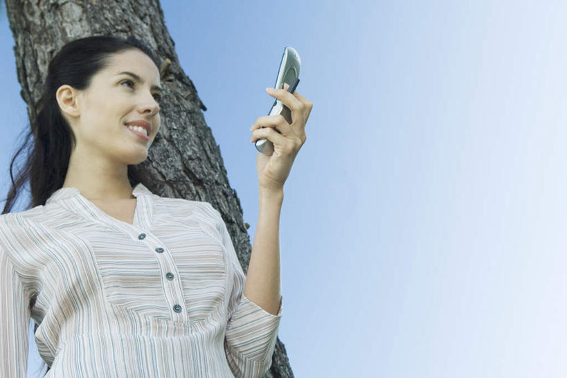 西方人,手,头发,一个人,笑,打电话,微笑,露齿笑,横图,室外,白天,仰视,衬衫,树林,植物,电话,手机,欧洲,欧洲人,仅一个年轻女性,仅一个女性,仅一个人,握,拿,拿着,注视,通讯设备,树,树木,蓝色,蓝天,天空,自然,天,看,手部,握着,生长,晴朗,成长,关注,种族,万里无云,交流,年轻女性,女人,女性,白种人,长发,卷发,晴空,晴空万里,沟通,抬头,通话,仰头,半身,彩图,低角度拍摄,衬衣