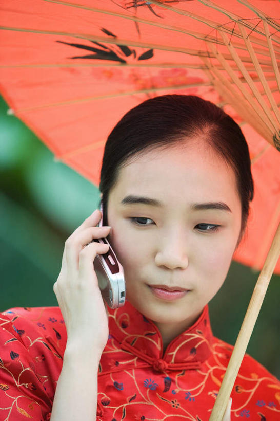 东方人,一个人,走,打电话,竖图,室外,白天,正面,幸福,电话,手机,亚洲,仅一个年轻女性,仅一个女性,仅一个人,撑,阴影,旗袍,光线,伞,影子,雨伞,纸伞,古典,油纸伞,黄种人,文化,通讯设备,红色,阳光,纪念,吉祥,撑着,古朴,交流,平安,年轻女性,女人,女性,亚洲人,步行,沟通,散步,通话,走路,半身,彩图,传统服装,传统文化