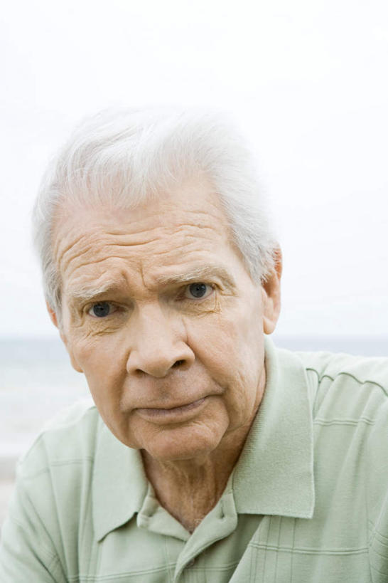 西方人,脸,头,脸颊,皱纹,头发,一个人,竖图,室外,特写,白天,正面,T恤衫,海浪,海洋,欧洲,欧洲人,仅一个男性,仅一个人,朦胧,模糊,浪花,水平线,云,云朵,辽阔,海平线,T恤,肩膀,白色,白云,天空,海水,天,仅一个老年男性,广阔,思考,皱眉,一望无际,海景,无边无际,一马平川,老年男性,男人,男性,白种人,头部,脸部,脸蛋,面部,大海,海,海水的波动,近岸浪,半身,彩图,水天相接,水天一线,短发